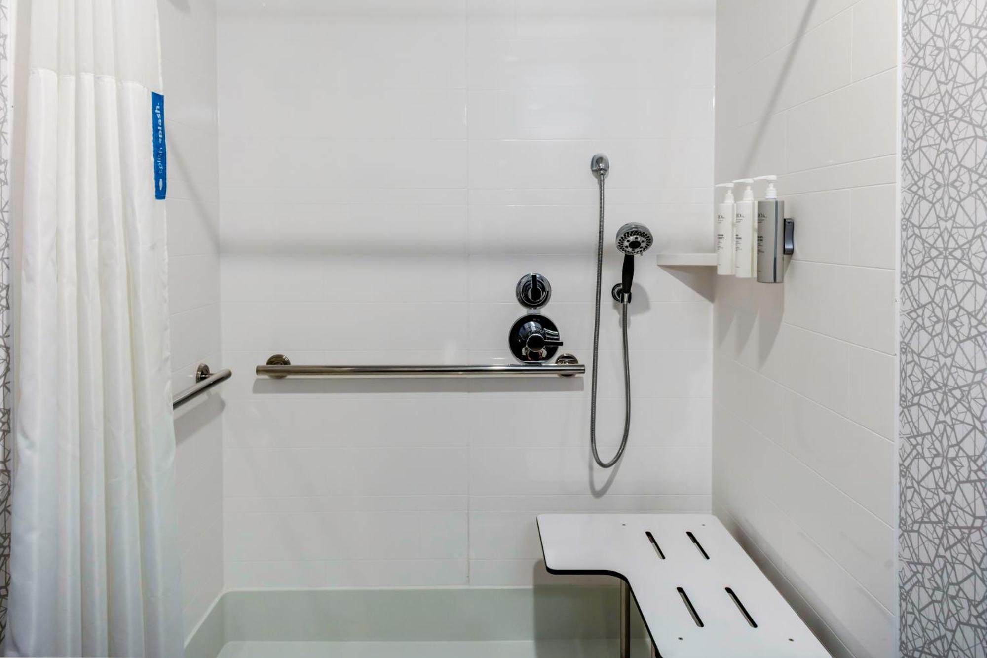 Hampton Inn & Suites Indianapolis West Speedway Экстерьер фото